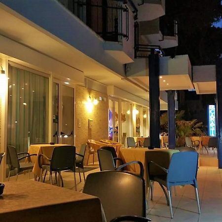 Hotel Canasta Riccione Bagian luar foto