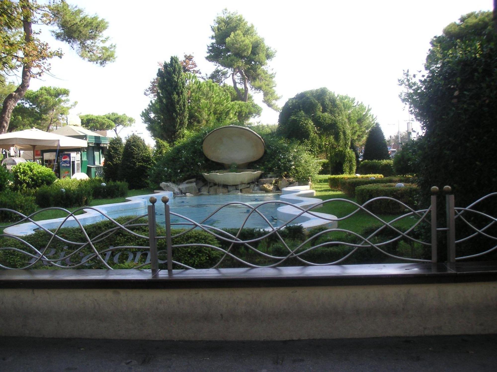 Hotel Canasta Riccione Bagian luar foto