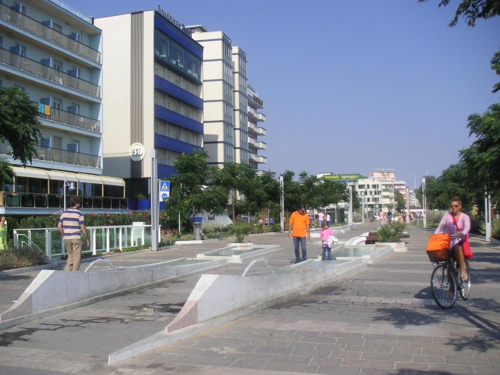 Hotel Canasta Riccione Bagian luar foto