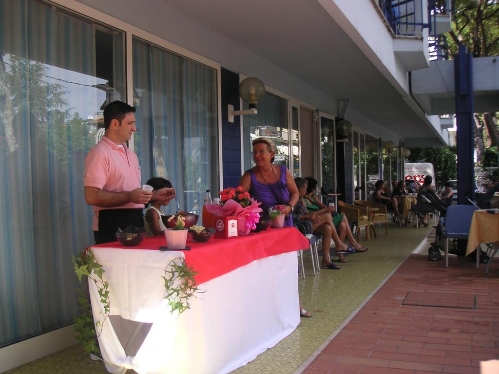 Hotel Canasta Riccione Bagian luar foto