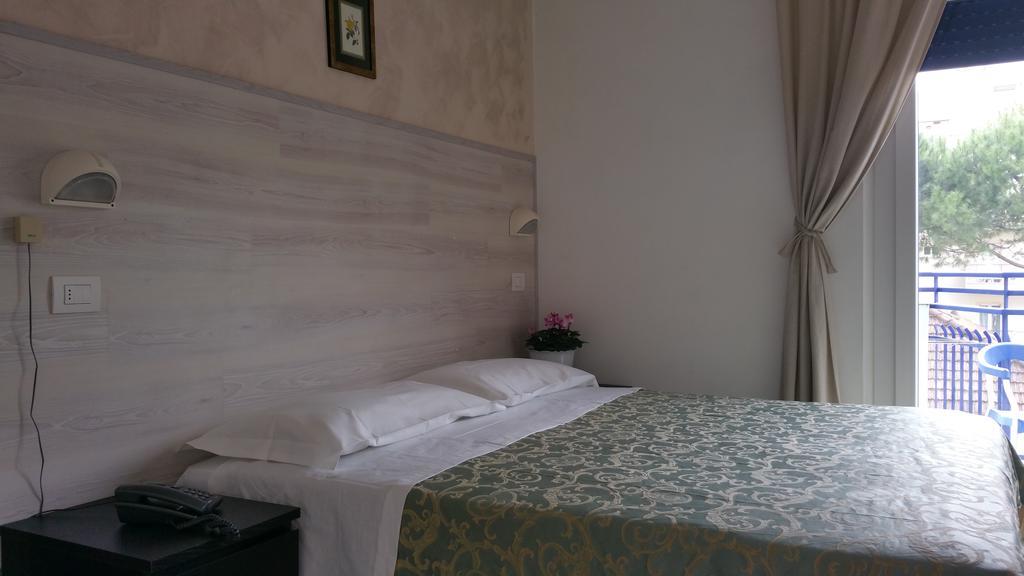 Hotel Canasta Riccione Bagian luar foto