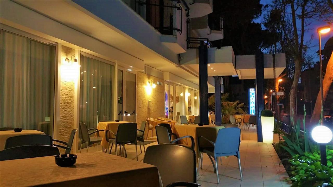 Hotel Canasta Riccione Bagian luar foto