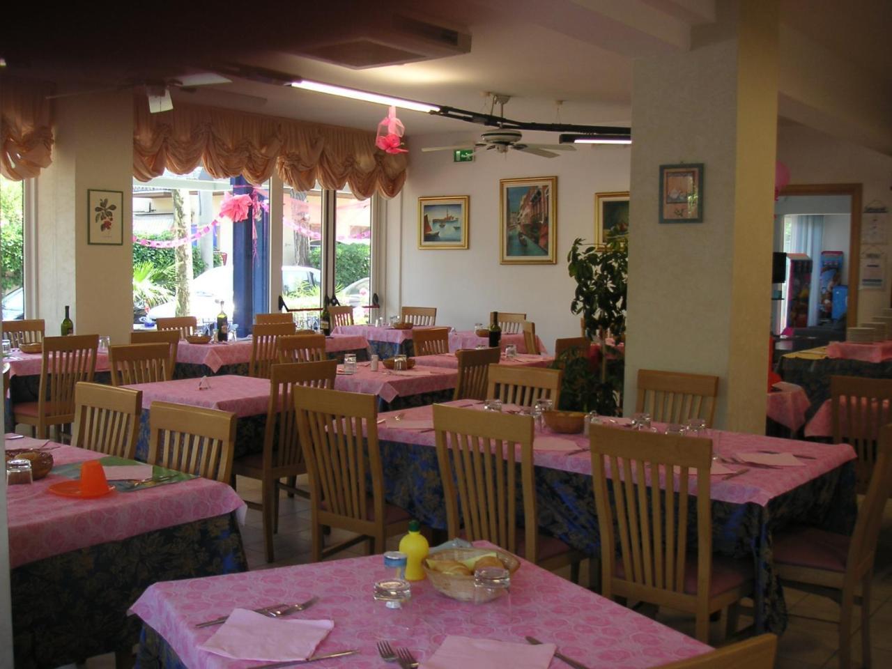 Hotel Canasta Riccione Bagian luar foto