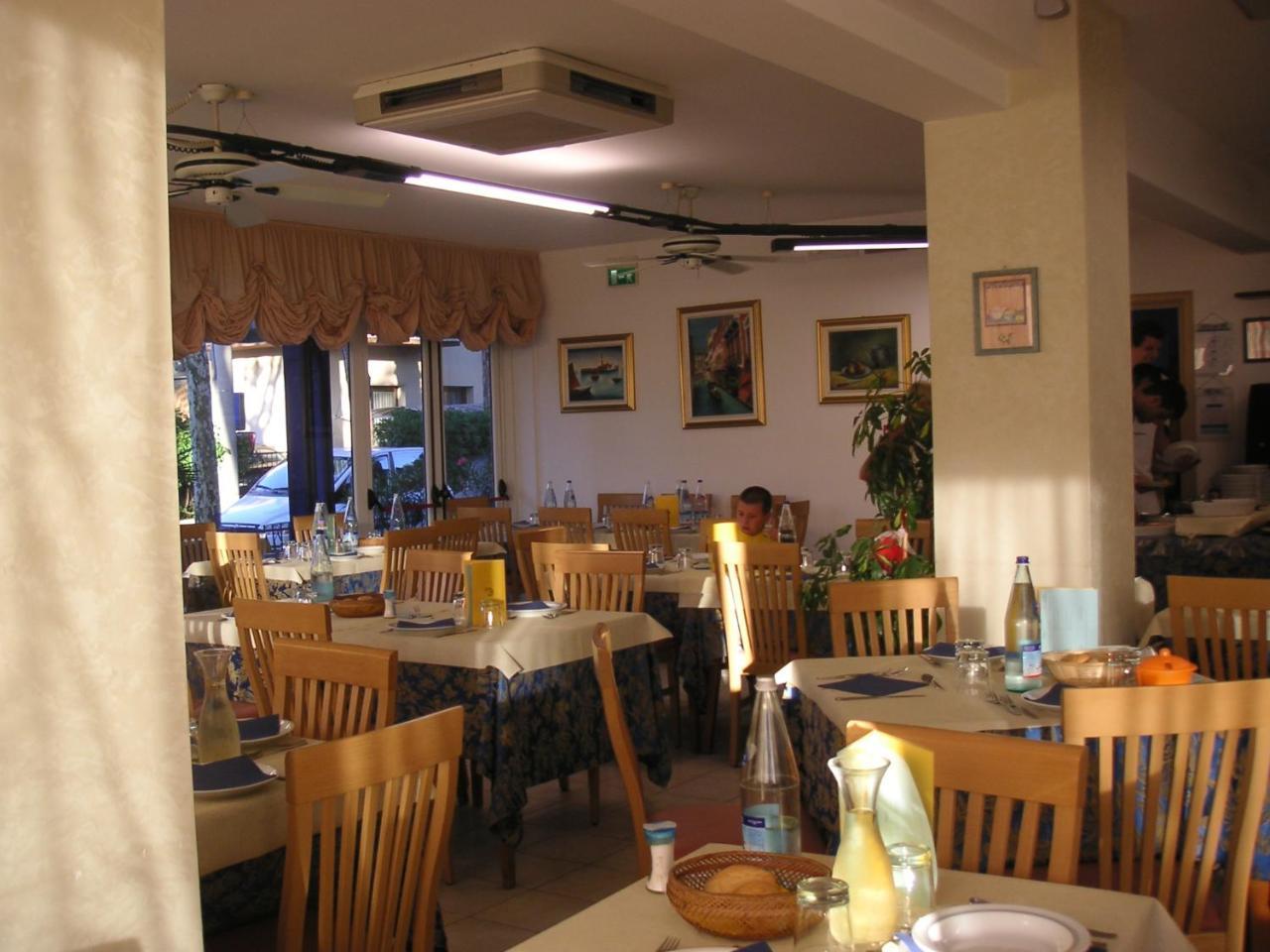 Hotel Canasta Riccione Bagian luar foto