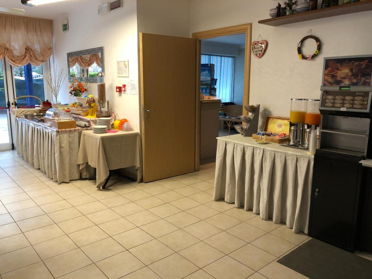 Hotel Canasta Riccione Bagian luar foto