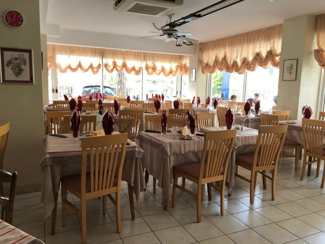 Hotel Canasta Riccione Bagian luar foto